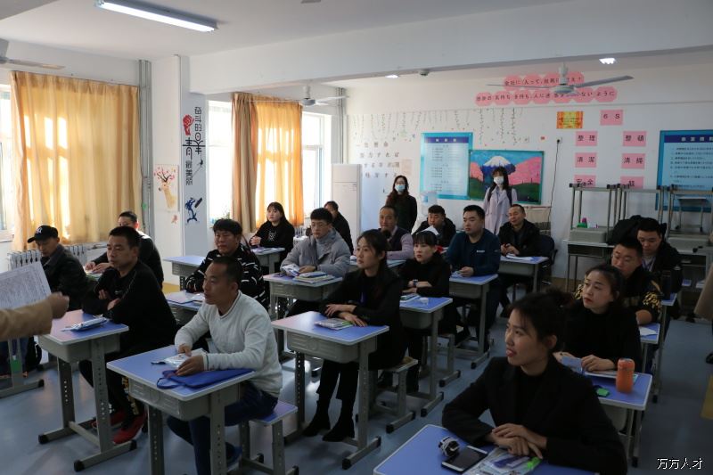 03-1学员们认真听讲.JPG